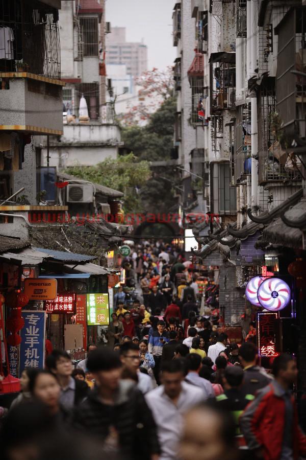 开在深圳南头古城的深港双年展：投在清水里的一块“石头”