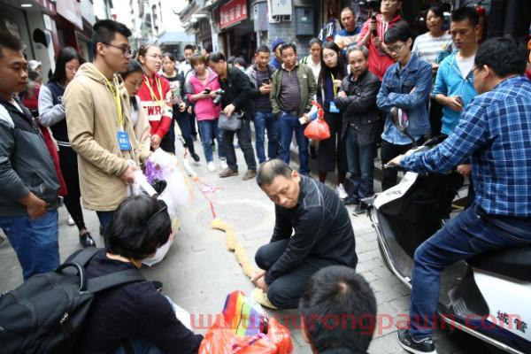 开在深圳南头古城的深港双年展：投在清水里的一块“石头”